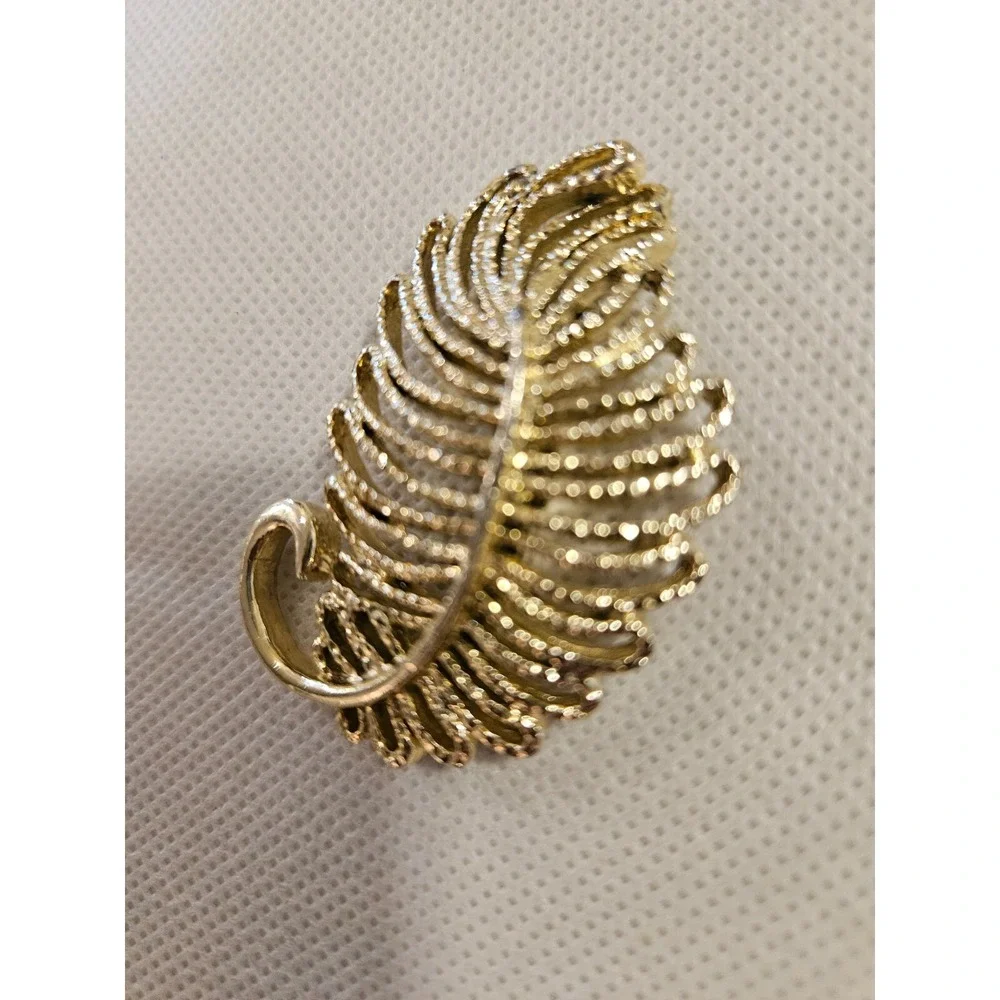 Vintage GERRYS  Gold Tone‎ Textured Large 2.2